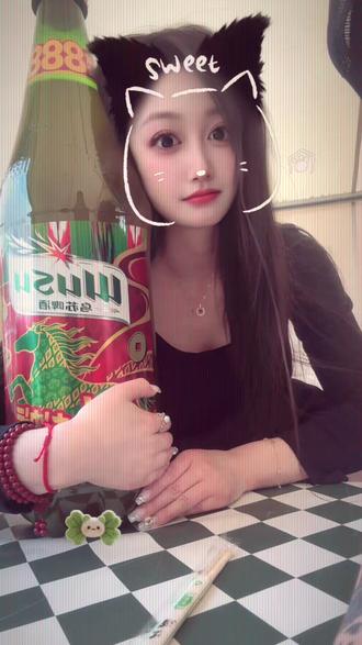 我说喝完这瓶酒去找你,结果这瓶酒怎么也喝不完#网红大瓶啤酒 #乌苏 #超大啤酒瓶 #女生微醺正确打开方式