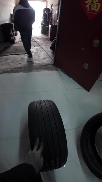 #换轮胎 #轮胎 #二手拆车轮胎 原车225 不换轮毂的情况下 直接装245 轮胎加宽,跑起来更稳