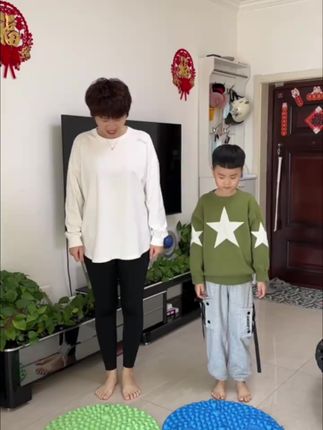 最近超火的安踏足底按摩指压板,真的后悔没有早点入手!它上面这些大大小小的凸起点可以精准刺激到我们足底的各个穴位,每天光着脚踩一踩,那感觉就像有一双小手在给你做足底按摩一样,特别舒服。而且它是那种很温和的触感,完全不会刺痛,越用越喜欢。#按摩指压板 #原地慢跑 #运动 #按摩指压垫 #足底按摩