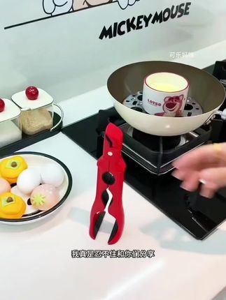你看这个防烫夹实在是帮了我不少帮,之前一直用毛巾垫着端碗,但是每次还能烫到手!现在有了这个防烫夹,轻松就可以把碗夹出来!#夹子#防烫夹#生活好帮手#厨房好物#好物推荐🔥