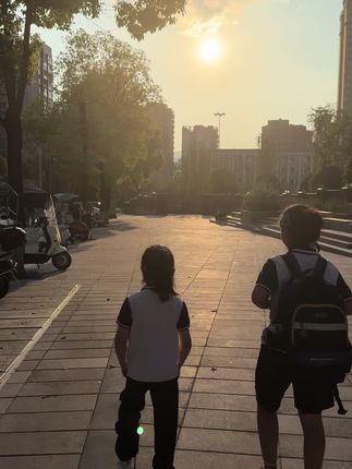 每天都有同学陪着豆豆~ 从校园里到校园外~ 一起聊天❤️ 聊学习,聊课间,聊课外,聊爱好 真好呀。#豆豆的康复生活