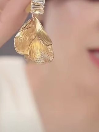 #上热门 #金色拉丝花瓣耳环女轻奢高级感耳钉新款2025