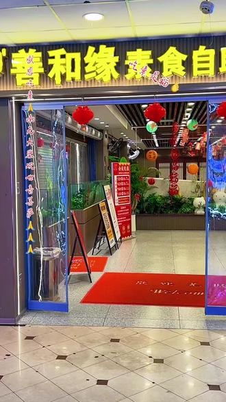 吃素的意义:人生有味,素心从简,素食清欢!
提起素食,或许你会想到吃斋念佛、豆腐白菜、萝卜青菜等等。抛开宗教信仰的因素,素食主义是一种回归自然的方式,这种饮食理念构建起全新而时尚的生活态度。
素食清雅,人生淡泊,物理学家爱因斯坦说过:「我认为素食者的人生态度,乃是出自极单纯的生理上的平衡状态,因此对于人类的影响是有所脾益的。」
素食是一种雅致的情感,缕缕清新,淡淡生香。其实,素食不分男女老少,素心从简,便是清欢。
当生活好了,吃得大腹便便,健康却出了问题,素菜淡饭便成了一种可以选择的生活方式。
人们动了「素念」,或因健康养生、或是宗教信仰、或保护动物,无论基于什麽样的原因,素食生活都会收穫一份内心的安然与祥和。
「一箪食,一瓢饮,不以物喜,不以己悲」,素食养心,朴素永远比华丽更接近生活的本真。
杨绦先生说:「我们曾如此渴望命运的波澜,到最后才发现:人生最曼妙的风景,竟是内心的淡定与从容。」吃的是素食,淡的是心境,简单的快乐是那般气定神闲、悠然自得。
素食最主要的是长养慈悲心,从心灵的淨化来减少怒。
素食的魅力在于它可以修身养性,蕴育著善良和爱心,火爆的脾气不见了,取而代之的是以平和的心态对待荣辱得失,品味事物美好的本质。
很多素食者都表示,素食带给他们的改变真的无法用简单的语言所表达。心变得平和多了,对接纳、尊重、感恩有更深刻的体会和感悟,更懂得去“惜福”,真真切切地活在生活中。
当我们扫地、拖地、擦桌子,浇花时,很享受这个过程。
扫地、拖地,不只是在扫拖地面,更是在打扫心地;擦桌子和浇花,除了劳作,还多了份呵护物件的感觉。
感知当下的能力提升了,吃饭时,认真专注吃饭;走路时,专注地走路;用心于每一个过程,享受过程中的喜悦,体验过程中的成长。
经过不断的沉淀,心态愈加成熟稳重,心情愈加平和喜悦,性情愈加柔软温和,开始越发喜欢现在的自己。每一天,进步一点。
感谢素食,经由这个起点,渐渐让自己洗去浮躁和不安,学习让心灵回归本位,踏踏实实地活出人生的成长与喜悦!
人生有味,素食清欢。其实,心若是素的,便有真水无香的幸福。