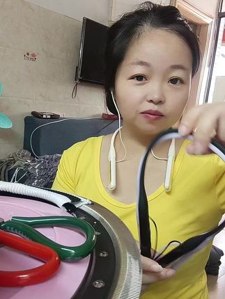 这款耳机三个颜色都好看看,而且充一次电可用三天,上班干活接打电话也方便!音质也好!有需要蓝牙耳机和换耳机可放心拍#蓝牙耳机 #工作日常记录 #每日分享 #记录我的生活