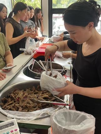 店里开着门哪!干煸鸭翅根本留不住家人们!