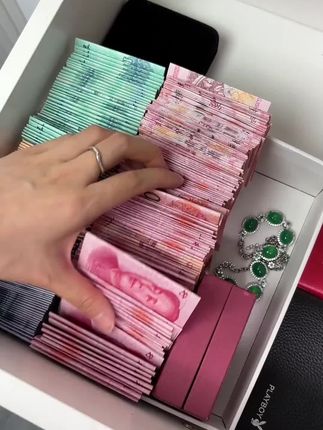 存钱是会上瘾的,一旦开始存了你总是想存满一本,越存越不舍得花,越存越有钱!#一起存钱 #钱来钱来钱从四面八方来 #存钱 #人民币呀人民币 #我要开始存钱了