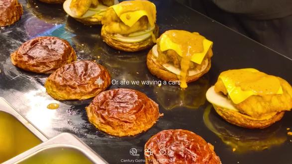 滨江天街汉堡节实测|排队1小时也值的三款! 为了汉堡节特意冲滨江天街,工作日也排了20多分钟,
亲测这三家直接封神!
🍔BurgerBoom|辣塔塔苔香炸鱼堡 58r
鱼排外酥里嫩不腥,苔香混辣塔塔,清爽到解腻!
🍔嗝堡|勃艮第红酒牛肉堡 68r
牛肉饼咬开爆汁!红酒酱超浓郁,吃着完全不腻!
🍔cookcooker|黑巧曲奇黄油咖喱炸鸡堡 53r
咸甜口太惊喜!炸鸡酥脆爆汁,咖喱混黑巧超绝!
💡碎碎念:
真的建议早点来!我工作日十点半到的,三家一共
花了一个小时,每家均15-20分钟,早点去人更少一些,吃到的瞬间感觉一切都值了!
#杭州汉堡节 #hoch汉堡节 #小李有点饿 #杭州汉堡节攻略 #杭州汉堡节推荐 #杭州汉堡节真实评价 #杭州美食 #碳水狂欢