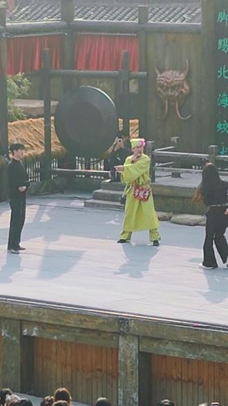 高手过招,一秒不剪。#万岁山老嫂子#万岁山斗舞还是太有节目了#万岁山沉浸式互动体验封神#路人视角#万岁山武侠城