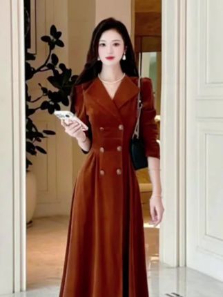 #穿搭 拉夏贝尔/25秋新轻奢高端V字领名媛风灯芯绒长袖连衣裙 10667 MQJ#灯芯绒连衣裙 #连衣裙 #时尚连衣裙 #收腰连衣裙