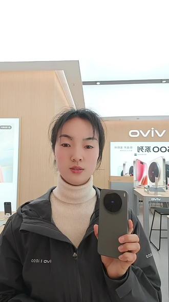 还在花钱去照相馆拍证件照?
其实你的vivo手机自带这个功能,
不用下载APP,不用花钱,
白底、蓝底、红底一键切换,
尺寸还能随便调,
在家就能拍出标准证件照,
赶紧去试试吧!
#vivoX300系列
#vivoX300#vivo