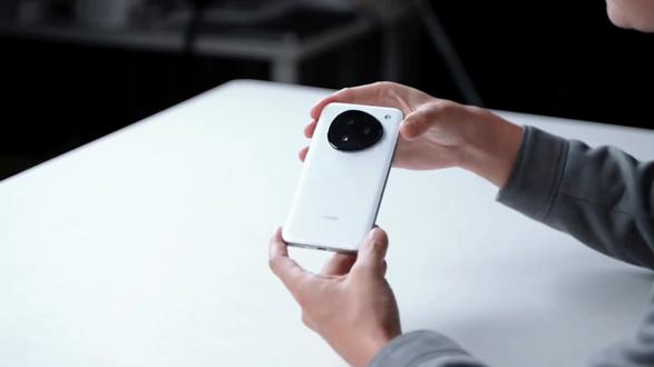 豆包AI手机引爆数字入口争夺战,移动互联网敲响终章 豆包手机工程样机秒空,实为高权限AI Agent载体,引发与微信、淘宝的“数字主权”冲突。这场入口战争标志App时代终结,智能体时代将重塑交互、商业模式与就业市场。#豆包AI手机 #AI手机 #商业思维