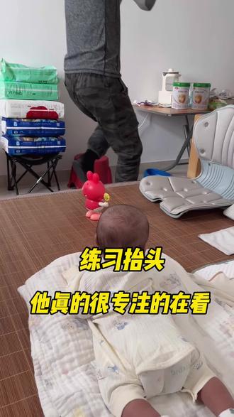 老公说练抬头,追视,追听看他就够了#宝宝练新技能 #新手妈妈 #新生儿#育儿 #人类幼崽
