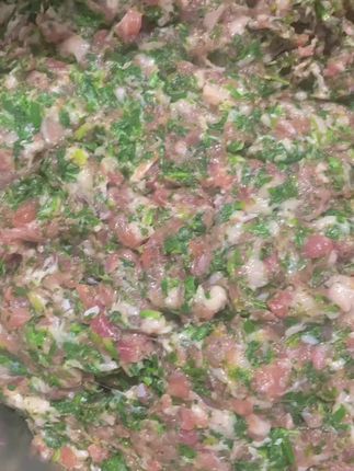 手工剁馅最见功夫,刀刃与荠菜的每一次碰撞,都在唤醒那股子野趣的香。