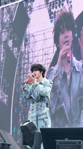 从来没有遇到过这么垃圾的音乐节,人家明星都在台上开始唱歌了,安保人员还要使劲地往人群里面挤,看有没有人拉横幅,真的很影响人观感,一直在耳边巴巴不停,遮挡我们的视线#大眼音乐节#黄誉博#相遇广袤无垠的宇宙