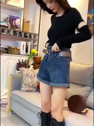 正肩时髦破洞镂空黑色长袖t恤女春秋内搭韩范短款修身收腰打底衫#打底衫 #长袖t恤 #收腰打底衫