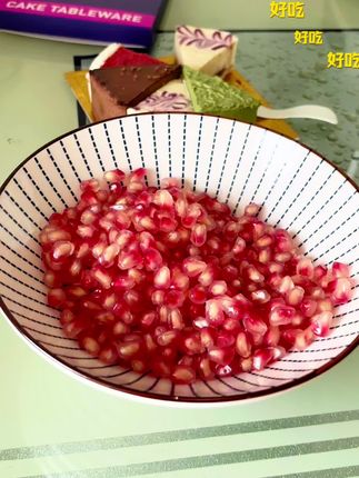刚摘的软籽石榴新鲜直达,果皮薄得一剥就开,满颗红宝石似的果粒挤得满满当当!  抓一把塞进嘴里,轻轻一咬,清甜的汁水瞬间在舌尖爆开,没有一点涩味,连籽都能直接嚼着咽,懒人也能实现“石榴自由”。  不管是当饭后解腻水果,还是泡杯石榴水、做份石榴酸奶,酸甜口感都超搭!现在下单还发顺丰,收到时果粒照样水灵,爱吃石榴的别错过这波新鲜!#强烈推荐 #石榴 #软籽石榴 #好吃到停不下来
