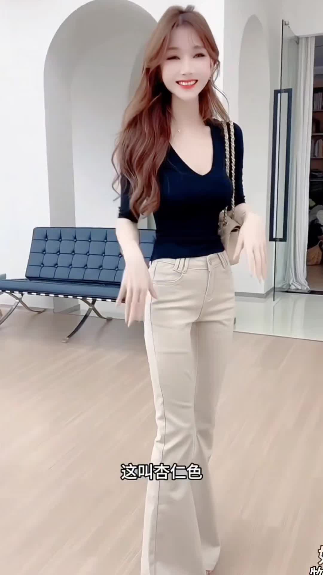 要记住你的新衣服是来取悦自己的,你的人生也是,好看的穿搭是会在人群中悄悄发光的#早秋穿搭公式#微喇牛仔裤#显瘦显腿长#早秋不费力显瘦穿搭