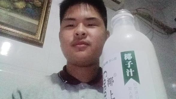 今天我们学运动员李明轩榨椰汁