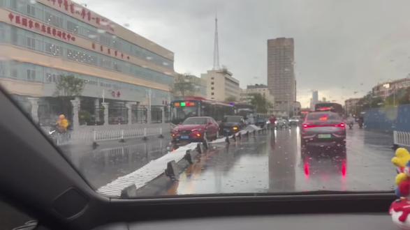 突然一阵狂风把护栏刮倒了,紧接着暴雨#天津下雨