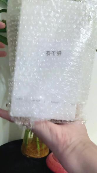 亲测分享自动熏香机 打开开关,它就会自动喷出香雾,香味清新又高级。可以定时喷香,还能调节档位。它是植物精油萃取的香氛,安全又好闻。外观好看,放在家里任何地方都合适,喜欢的赶紧入手吧!#自动熏香机 #家居好物