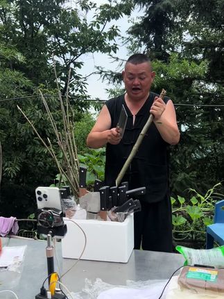 #我的乡村生活 #我的农村生活 #工匠精神 #手艺人不容易 #寻味烟火气 挑战切菜刀朵木头不崩口七块九毛钱一把