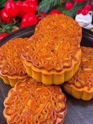 正宗柴火黑豆沙 口感细腻绵密 实在是没忍住 #柴火黑豆沙月饼 #中式糕点 #黑豆沙月饼
