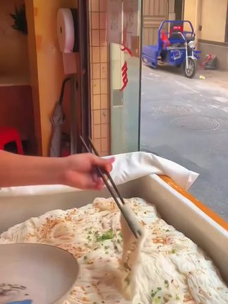 这就是全网都在找的泡沫箱肠粉,还是当年在厂门口的味道一样,巨好吃#广东肠粉 #泡沫箱肠粉 #布拉肠粉 #记忆中的味道 #地方特色小吃
