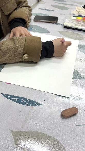 今天我们来分享这张幼儿班的作品——《闪亮登场的海象一家》,也聊聊这幅画里,为低龄孩子设计的趣味美术技法。#少儿美术#水彩画#母亲节快乐#美术老师@萌牛o.o @小牛画廊