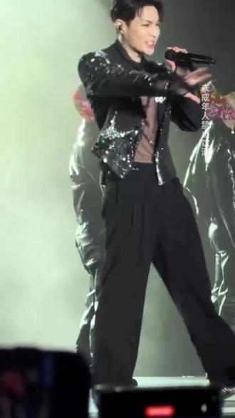 张艺兴改编《大花轿》为何火爆全网? #张艺兴大花轿 #张艺兴 #抖音里全是张艺兴的大花轿 #张裕长尾猫白葡萄酒