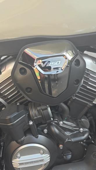 #赛科龙AQS250
低扭充沛起步轻:这台机器主打低转速扭矩爆发,在城市常用的 30–60 km/h 时速区间,油门响应非常直接,起步超车都很轻松。
平顺省油且安静:发动机内置了平衡轴,有效抑制了震动,长时间骑行也不会觉得手麻。配合优化的供油系统,实测油耗仅 3L/100km 左右,一箱油能跑 450–500 km。