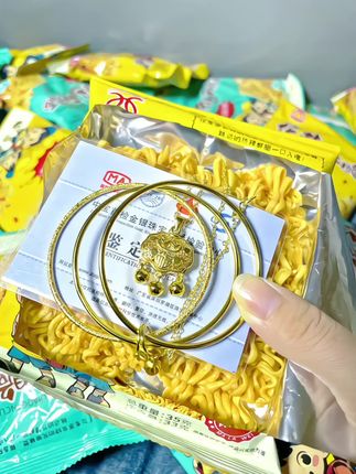 箱箱有黄金!吃干脆面开黄金!华夏百分这波福利太棒了! 朋友们快看!华夏百分干脆面放大招了!现在买他家干脆面随机掉落镯子、项链、耳饰,不用蹲点、不用抢,箱箱都有开黄金,数量有限,活动还在进行中~刷到就冲#华夏百分干脆面赔了1000万#干脆面#箱箱塞黄金#惊喜#万万没想到