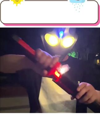 这把能喷雾的拔刀火花玩具剑真的太酷了!它不仅是一把会发光的宝剑,挥舞起来还会有七彩流光,像彩虹一样绚丽夺目。有了它,孩子也能体验到当 jedi 的快乐,赶紧给孩子安排一个吧!