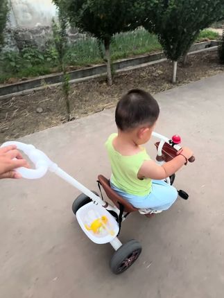 自从入手了这个小三轮车,出门再也不用抱着了,真的太解放双手了#萌娃骑车 #儿童三轮车 #宝宝骑车