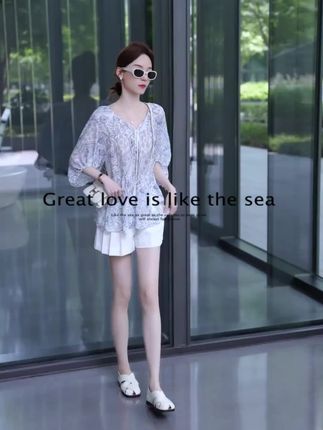 青花瓷设计感上衣白色短裤两件套#时尚气质穿搭 #小清新穿搭 #时尚休闲穿搭 #出游穿搭 #高级穿搭