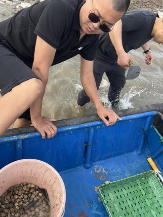 挖呀挖、#户外赶海抓海鲜 #渔民生活实拍 #赶海 #退潮赶海 宁海潘家岙村