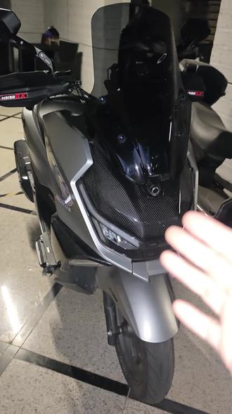 本田ns150gx车身拉花,赤地车迷家的车身拉花还是相对可以,不喜欢了,想换一款旧款撕下来不留胶,品质确实好。#本田ns150gx #车身拉花 #赤地车迷 #贴纸 #改装升级