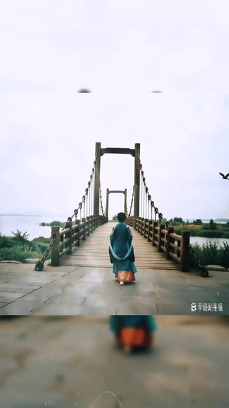 用自己的一张背影照,Ai换装成不同版本的汉服照,再以歌曲《孟婆嫌我烦》的歌词为故事主题,Ai制作成了这个视频,选了一段感觉还算合适的音乐《光阴的故事》相配,好像还行,呵呵呵呵呵呵……