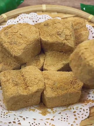 之前十五块九一盒我舍不得买, 现在七块多一盒。#好吃的糕点 #零食点心 #传统小吃