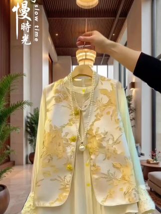 #早秋高智感职场穿搭#素颜穿搭如何摆脱土气感#早秋显身材平价上衣合集#琥珀流光风外套太适合秋天了#早秋秀场抄作业告别路人