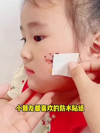 谁家小公主不爱美?心心念念的纹身贴纸安排上了,贴起来很方便,即防水又不伤皮肤,卡通图案孩子很喜欢#贴纸 #防水贴画 #儿童礼物 #儿童卡通贴纸 @抖音小助手