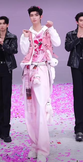 秋秋真可爱!!!!!!!!!!!!不好意思了两位哥哥,我想放大看秋宝,只能这样啦。#感受舞蹈魅力 #嗯嗯嗯舞蹈 #404k #404k晚秋