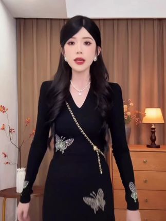 法式轻奢风气质套装女秋冬新款显瘦上衣重工烫钻半身裙时尚两件套#好物推荐🔥 #抖加小助手 #气质穿搭 #小个子穿搭 #洋气减龄