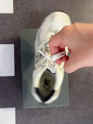 NEW BALANCE 530百搭复古潮鞋,穿出个性 搭配神器,复古跑鞋,穿出自我,个性天成#newbalance#如果上班都穿流光高智风#琥珀系才是松弛感天花板#早秋不费力显贵穿搭