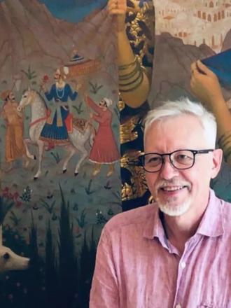 他用蛋彩画疗愈了一代人的战争创伤。 在莫斯科郊外的窗口,有个男孩每天看火车超轮船,看人走了又回来 。后来他把这些离别都画进了画里——用的不是油彩,是蛋黄。
Andrey Remnev的画室藏着古老的秘密。他不用管装颜料,而是像中世纪匠人那样,亲手研磨矿物,用蛋黄调和 。一层,两层,三层……每层干透要等很久,像伤口愈合需要时间。
这不是画画,这是给动荡的世界修一座慢的城堡。
他画里的女人永远穿古装,背景里的城镇却小得像玩具 。比例不对,对吧?但趴在窗台上等妈妈回家的孩子都知道——那个要回来的人,本来就该比整个世界都大 。
我盯着他的《斯特列尔卡》看了很久。那些女人面无表情,眼神却警觉得很——经历过离散的人都懂,把情绪藏起来,是保护自己最好的方式。
今天加沙的新闻还在刷屏。轰炸、废墟、抱着孩子残肢的父母……有些悲伤大到你接不住。Remnev用蛋黄把这些悲伤调成了金色 。他不是逃避现实,是把破碎的东西粘回去,用最慢、最笨、最古老的方式。
我们这代人太着急了。着急赚钱,着急忘记,着急翻篇。
可有些离别翻不过去。有些人在心里住了几十年,你以为忘了,看到一幅画才发现——哦,ta还在那儿,比背景里的所有风景都大。
他用蛋黄调的哪是颜料,是我们不敢说出口的想念。
#艺术让生活更美好 #艺术疗愈 #蛋彩画 #古典油画 #AndreyRemnev