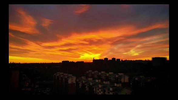 我不是为了忍受而成长,
而是为了不被任何一种状态困住。
我拒绝把“成长”
当作合理化痛苦的借口,
也拒绝把“抗压”
当作衡量价值的唯一标准。
成长,不意味着我必须一直向前;
停下、撤退、转向,
有时是更高级的进化。
如果一段生活
只让我学会麻木、压抑和自我否定,
那不是训练,
那是消耗。
我有权不把它解释为“必要过程”。
我承认失败能带来反馈,
但我不接受——
所有代价都自动值得。
真正的成长,
包含判断什么不再值得继续的能力。
我不会把“持续进步”
变成新的身份枷锁。
即使我今天什么都没学到、
什么都没变好,
我依然完整,
依然有价值。
我为成长而活,
但成长不是目的本身。
清醒、自由、真实地选择,
才是。
所以——
我允许自己忍受,
也允许自己离开;
我尊重过程,
但不向消耗致敬。