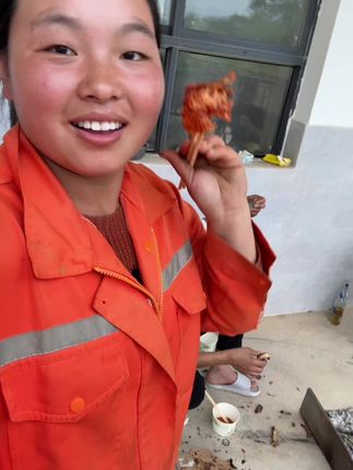 哈哈,下班回来几个彝族老表请我吃烧鸡,哈哈😂,一起上班的日子,谢谢老表们,#抖音小助手 #电力小妹#最初是你最终也是你