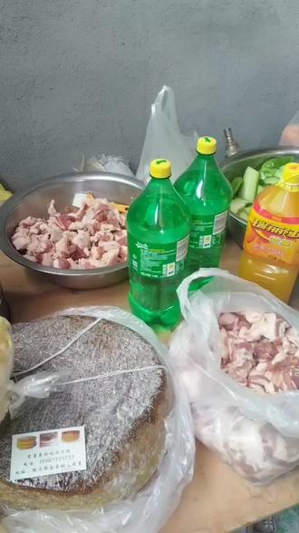 今年三八妇女节的广告语是:希望所有女生在每个年龄段,都有乘风破浪的勇气,活出最讽的自己,20自立,30随意,40美丽,50还有小欢喜!不管岁月奈我何,我心依旧少女心!自信坦荡,光芒万丈,不卑不亢,愿以后的日子百毒不侵,活得认真,笑得放肆,抬头遇见的都是温柔”