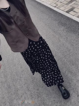 我都快忘了,曾经的我是多么有趣的一个人,善良爱笑,大大咧咧,现在的我焦虑,爱哭,迷茫,压抑,心里装满了无奈和烦恼,我都快不认识原来的自己了,明明已经很努力了,可还是不尽人意。#马甲穿搭 #碎花裙 #乐福鞋 #秋季搭配 #穿搭