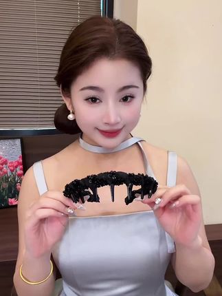 小香风手工串珠发箍,一戴一推轻松拥有高颅顶,不挑年龄不挑发量#发箍这样戴好美 #爱了爱了 #洋气减龄 #碎发整理