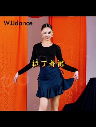 #上热门 裙装是深蓝色的短款褶裙,侧边有系带设计,可根据需求调整松紧或造型。这种短褶裙在拉丁舞中能随着舞者的旋转、摆动呈现出丰富的动态效果,增强视觉表现力。#拉丁舞#交谊舞#国标舞#广场舞
